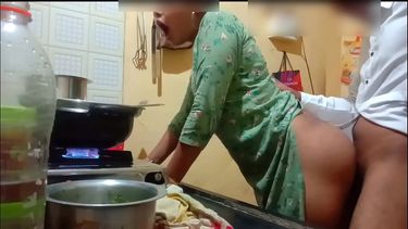 रसोड़े में शादीशुदा दीदी की चुत मारी